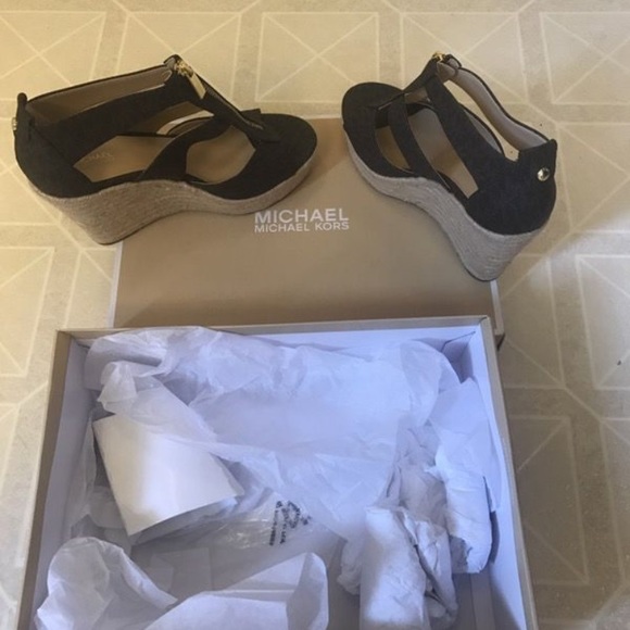 Michael Kors - Picture 2 of 3